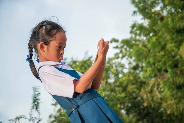 Feliz Niña Sosteniendo Tableta Aire Libre Parque Verano — Foto de Stock