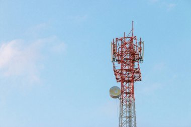 Kablosuz İletişim Anten Vericisi. Mavi gökyüzü arka planında antenleri olan telekomünikasyon kulesi. 