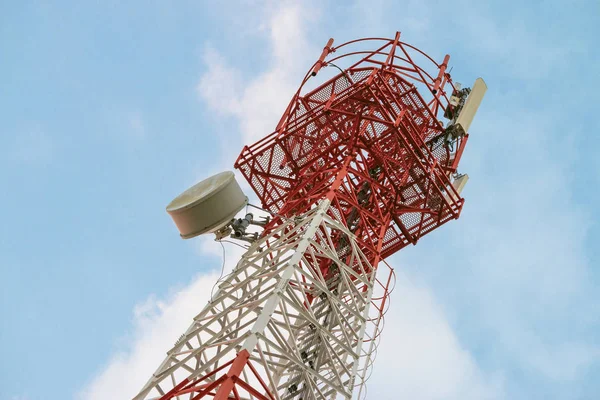 Draadloze Communicatie Antenne Zender Telecommunicatietoren Met Antennes Blauwe Lucht Achtergrond — Stockfoto