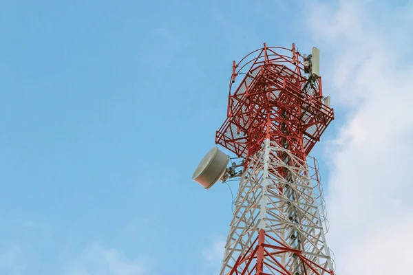 Draadloze Communicatie Antenne Zender Telecommunicatietoren Met Antennes Blauwe Lucht Achtergrond — Stockfoto