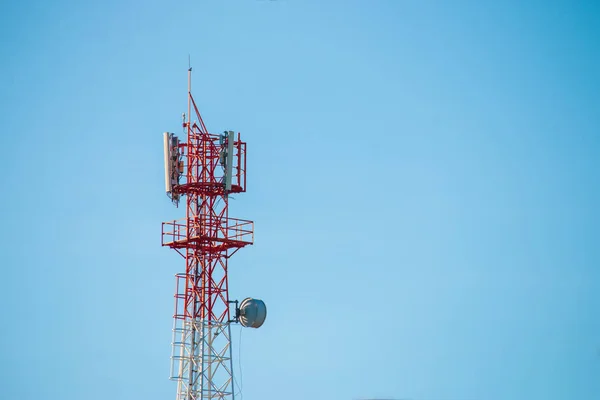 Draadloze Communicatie Antenne Zender Telecommunicatietoren Met Antennes Blauwe Lucht Achtergrond — Stockfoto
