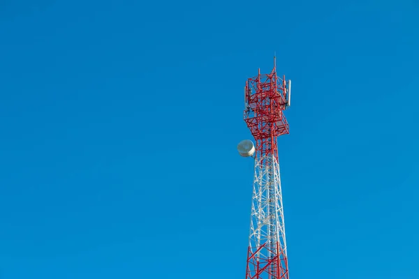 Bezdrátový Komunikační Anténní Vysílač Telekomunikační Věž Anténami Modrém Pozadí Oblohy — Stock fotografie