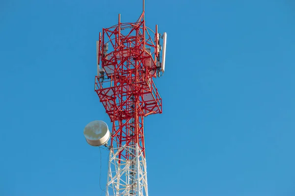 Draadloze Communicatie Antenne Zender Telecommunicatietoren Met Antennes Blauwe Lucht Achtergrond — Stockfoto