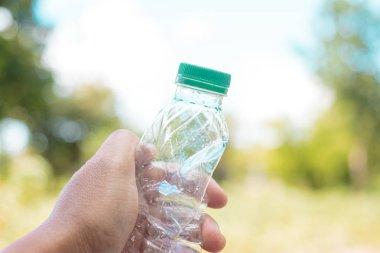 El Hold Geri dönüşüm konsepti yeniden kullanım için Geri Dönüştürülebilir Plastik göster.