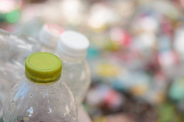 kavramı yeniden geri dönüşüm plastik şişe çöp