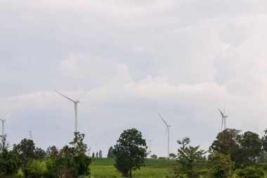 Yenilenebilir yeşil enerji üretimi için güzel doğa manzarasında rüzgar türbini tarım jeneratörü çevre dostu bir endüstri..