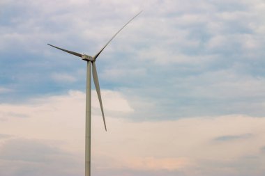 Yenilenebilir yeşil enerji üretimi için güzel doğa manzarasında rüzgar türbini tarım jeneratörü çevre dostu bir endüstri..