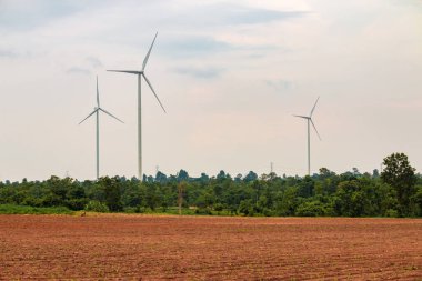 Yenilenebilir yeşil enerji üretimi için güzel doğa manzarasında rüzgar türbini tarım jeneratörü çevre dostu bir endüstri..