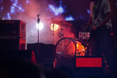 Konser sahnesinde müzik aletleri