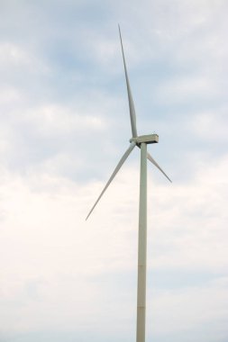 Yenilenebilir yeşil enerji üretimi için güzel doğa manzarasında rüzgar türbini tarım jeneratörü çevre dostu bir endüstri..