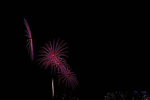 Hermosa Exhibición Fuegos Artificiales Colores Playa Del Mar Increíble Fiesta — Foto de Stock