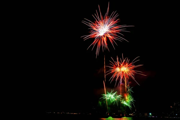 Hermosa Exhibición Fuegos Artificiales Colores Playa Del Mar Increíble Fiesta —  Fotos de Stock
