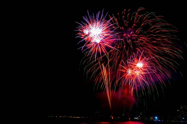 Bellissimo Spettacolo Pirotecnico Colorato Sulla Spiaggia Del Mare Festa Fuochi — Foto Stock