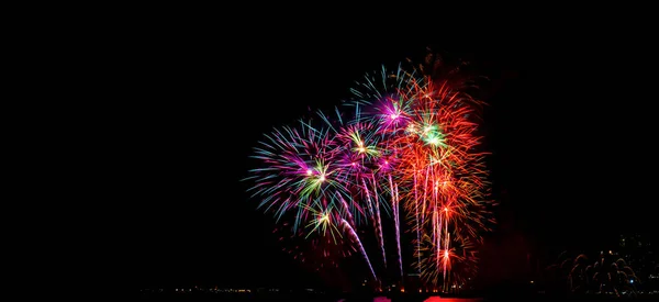 Bellissimo Spettacolo Pirotecnico Colorato Sulla Spiaggia Del Mare Festa Fuochi — Foto Stock