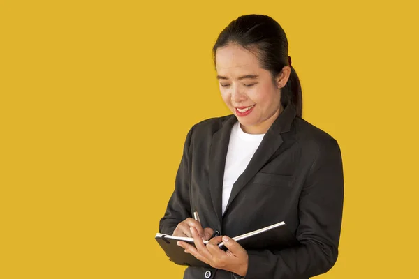 Mulher Negócios Segurando Notebook Isolado Fundo Amarelo — Fotografia de Stock