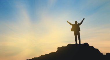 Dağın tepesindeki insan silueti gökyüzü ve güneş ışığı arkaplanı, iş dünyası, başarı, liderlik, başarı ve insanların kavramı