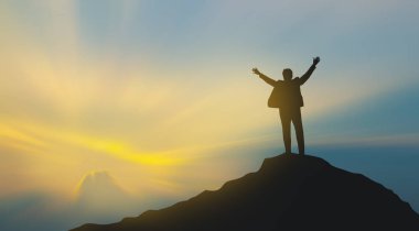 Dağın tepesindeki insan silueti gökyüzü ve güneş ışığı arkaplanı, iş dünyası, başarı, liderlik, başarı ve insanların kavramı