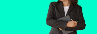 Yeşil arkaplanda defteri tutan kişi.