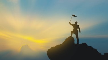 Dağın tepesindeki insan silueti gökyüzü ve güneş ışığı arkaplanı, iş dünyası, başarı, liderlik, başarı ve insanların kavramı