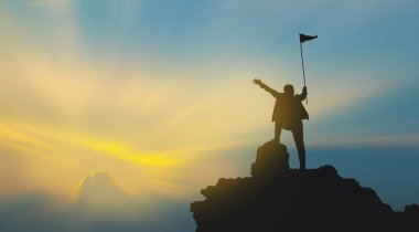 Dağın tepesindeki insan silueti gökyüzü ve güneş ışığı arkaplanı, iş dünyası, başarı, liderlik, başarı ve insanların kavramı