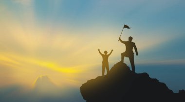 Dağların tepesindeki bir grup insan en iyi poz veriyor. Takım Çalışması Konsepti