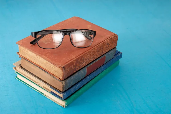 Livros Velhos Óculos Pretos Uma Madeira Azul Verde — Fotografia de Stock