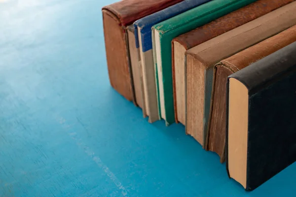 Oude Boeken Een Blauw Groene Houten — Stockfoto