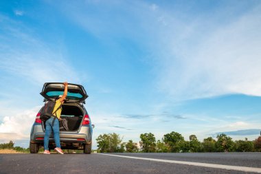 Kadın turistler Seyahat ederken yolda seyahatleri ile