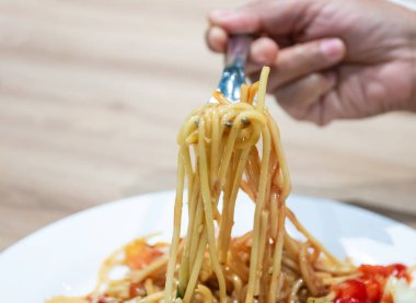 Spagetti Tay tarzında pişmiş, sıcak ve baharatlı.