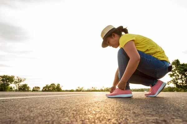 Kvinnor Turister Binda Sneakers Motorvägen Med Gyllene Ljus Solen Backpacker — Stockfoto