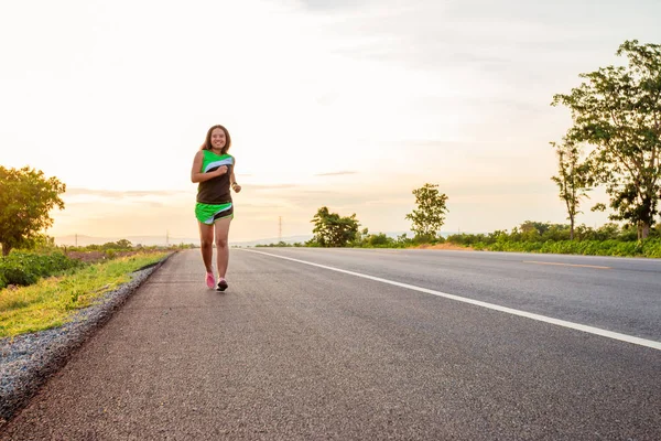 Yol Boyunca Yamaç Bölgesinde Güneş Battığı Sırada Kadın Koşarak Egzersiz — Stok fotoğraf
