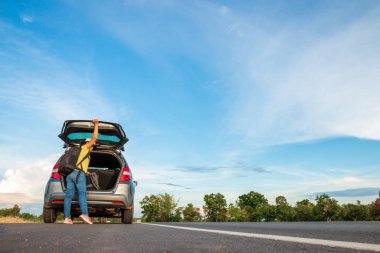 Kadın turistler Seyahat ederken yolda seyahatleri ile