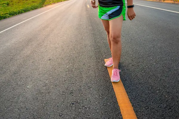 Yol Boyunca Yamaç Bölgesinde Güneş Battığı Sırada Kadın Koşarak Egzersiz — Stok fotoğraf