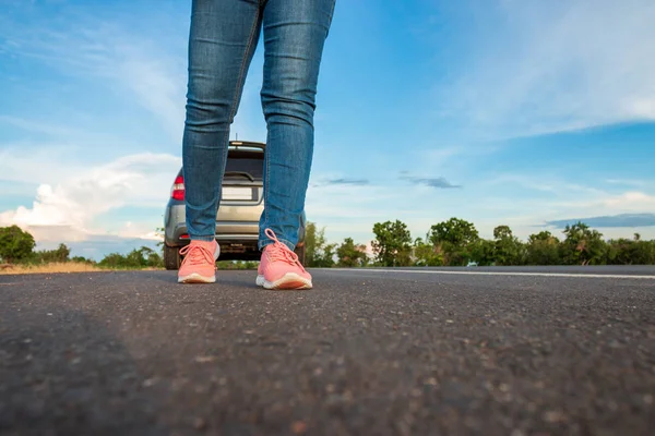 Woman Wearing Jeans Sneakers Walking Highway Car Parked Way Daytime — Stock Photo, Image