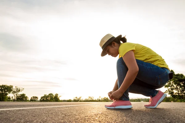 Kadın Turistler Güneşin Altın Işık Ile Karayolu Üzerinde Spor Ayakkabı — Stok fotoğraf