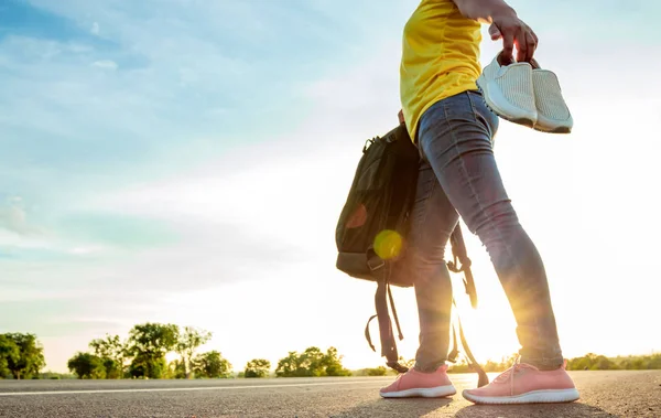 Kvinnan Lämnade Arbets Skorna Och Bar Sneakers Motorvägen Med Solens — Stockfoto