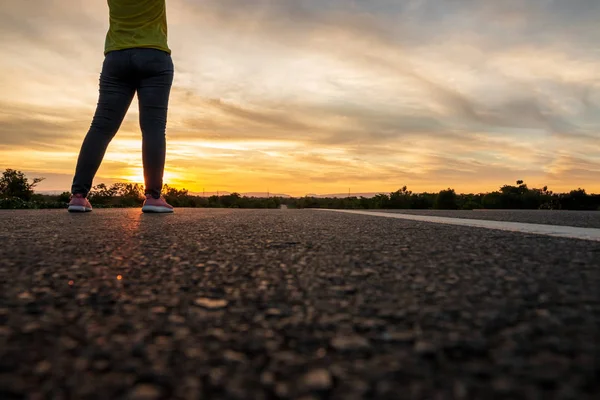 Women Wearing Shirts Jeans Sneakers Hats Sunset Standing Highway Travel — Stock Photo, Image