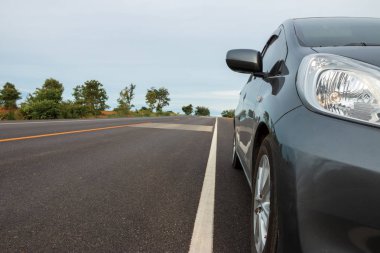 Gün batımında yamaç ortamında yol ve seyahat