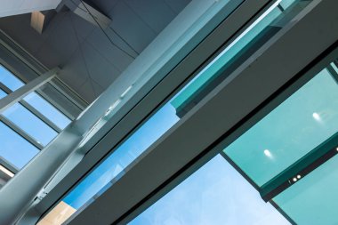 Modern mimari, mavi-yeşil cam, çelik yapı Modernite, güç ve profesyonellik gösteren