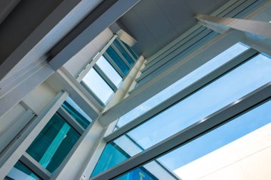 Modern mimari, mavi-yeşil cam, çelik yapı Modernite, güç ve profesyonellik gösteren