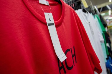 Giyim rafModa giysiler - parlak renkli dolap. Mağaza dolabında veya alışveriş merkezinde askılarda renkli moda erkek giyim seçiminin yakın çekim.