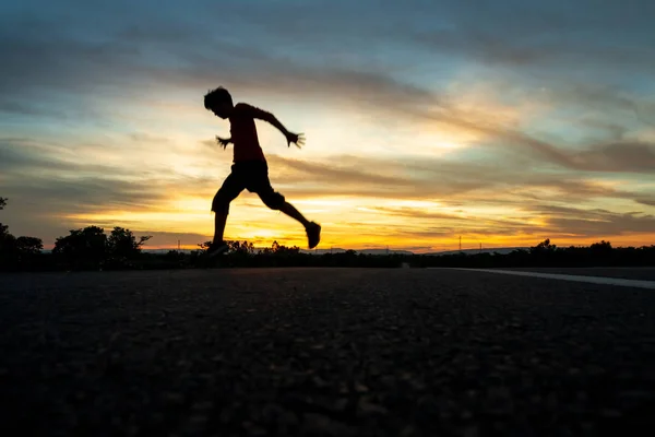 Happy Man Jumping Coucher Soleil Concept Vacances Voyage — Photo