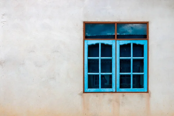 Ventana Colorida Una Pared Hormigón —  Fotos de Stock