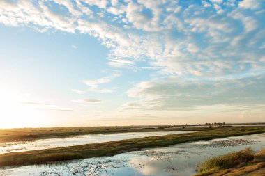 Tayland sulak alanlar üzerinde güzel gün batımı.