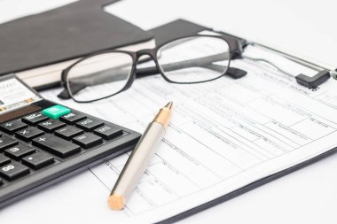 Masada çalışmak için hesap makinesi ve belgeler, finans ve tasarruf, iş konsepti.