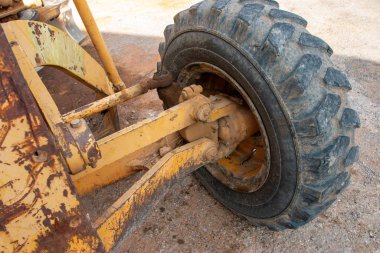 yol yapım makineleri, Traktörler Ekskavatör çalışma konumda açık havada sarı.