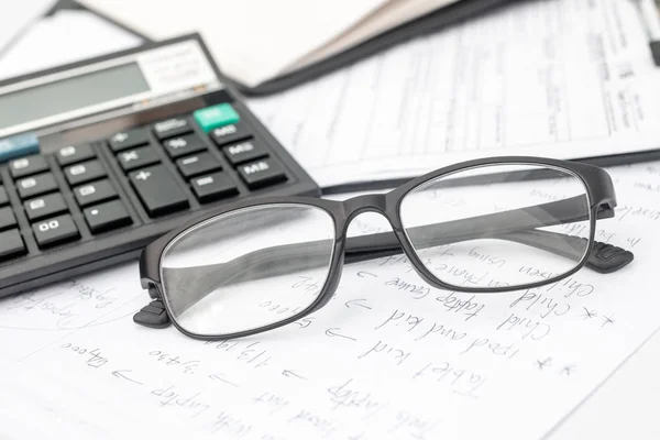 Калькулятор Документи Роботи Столі Фінанси Заощадження Бізнес Концепція — стокове фото