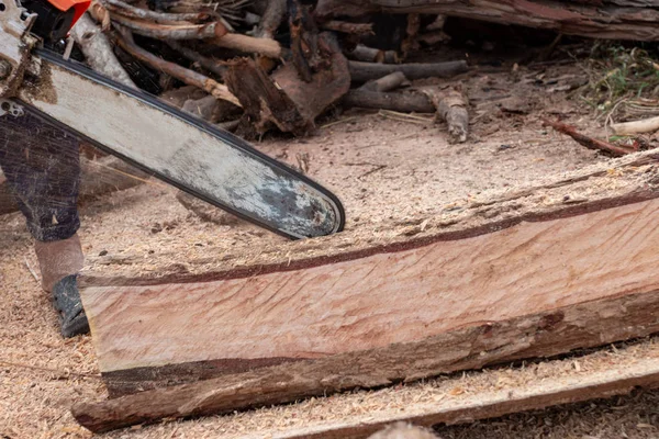 Trabajador Trabaja Con Una Motosierra Sierra Cadena Cerca Sierra Madera — Foto de Stock