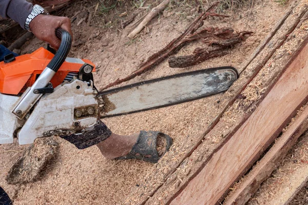 Trabajador Trabaja Con Una Motosierra Sierra Cadena Cerca Sierra Madera — Foto de Stock