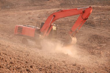 Turuncu ekskavatör Yapım aşamasında Büyük rezervuar, Toz toprak kazma tarafından.